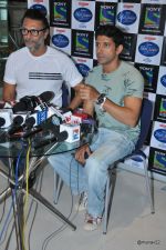 Farhan Akhtar, Rakeysh Omprakash Mehra promote bhaag Mikha Bhaag on Indian Idol Junior in Mumbai on 22nd June 2013 (19).JPG