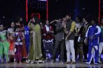 Farhan Akhtar, Geeta Kapoor, Riteish Deshmukh on the sets of India_s Dancing Superstars in Filmcity, Mumbai on 24th June 2013 (44).JPG