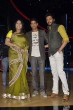 Farhan Akhtar, Geeta Kapoor, Riteish Deshmukh on the sets of India_s Dancing Superstars in Filmcity, Mumbai on 24th June 2013 (50).JPG
