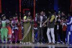 Farhan Akhtar, Geeta Kapoor, Riteish Deshmukh on the sets of India_s Dancing Superstars in Filmcity, Mumbai on 24th June 2013 (53).JPG