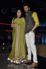 Geeta Kapoor, Riteish Deshmukh on the sets of India_s Dancing Superstars in Filmcity, Mumbai on 24th June 2013 (53).JPG
