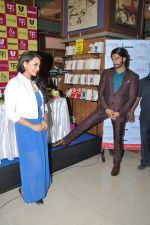 Ranveer Singh and Sonakshi Sinha launch Lootera-Mills & Boons collector_s series in Landmark, Mumbai on 25th June 2013 (51).JPG