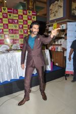 Ranveer Singh launch Lootera-Mills & Boons collector_s series in Landmark, Mumbai on 25th June 2013 (18).JPG