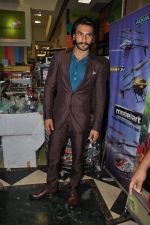 Ranveer Singh launch Lootera-Mills & Boons collector_s series in Landmark, Mumbai on 25th June 2013 (20).JPG