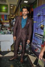 Ranveer Singh launch Lootera-Mills & Boons collector_s series in Landmark, Mumbai on 25th June 2013 (21).JPG
