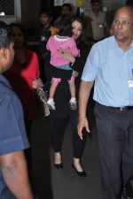Aishwarya Bachchan with Aaradhya Bachchan as she arrives from London in Mumbai on 26th June 2013 (12).JPG