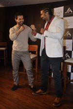 John Abraham and Boxing champion David Haye at the press conference announcing fitness Franchise in Escobar, Bandra, Mumbai on 26th June 2013 (68).JPG