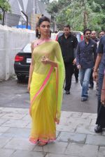 Deepika Padukone snapped promoting Chennai Express in mahalaxmi, Mumbai on 2nd July 2013 (23).JPG