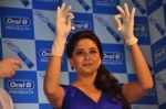 Madhuri Dixit at the launch of Oral-B Pro-Health toothpaste in Shangri La, Mumbai on 2nd July 2013 (157).JPG