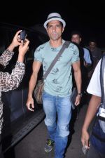 Farhan Akhtar leave for London to promote Bhaag Mikha Bhaag in Mumbai Airport on 3rd July 2013 (7).JPG