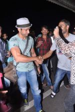 Farhan Akhtar leave for London to promote Bhaag Mikha Bhaag in Mumbai Airport on 3rd July 2013 (8).JPG