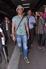 Farhan Akhtar leave for London to promote Bhaag Mikha Bhaag in Mumbai Airport on 3rd July 2013 (9).JPG