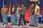Shahrukh Khan promotes Chennai Express on the sets of Jhalak Dikhla jaa 6 in Mumbai on 3rd June 2013 (58).JPG