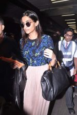 Sonam Kapoor leave for London to promote Bhaag Mikha Bhaag in Mumbai Airport on 3rd July 2013 (19).JPG