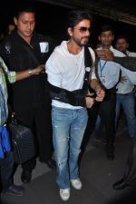 Shahrukh Khan leave for IIFA Macau in Mumbai Airport on 4th July 2013 (36).JPG