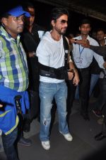 Shahrukh Khan leave for IIFA Macau in Mumbai Airport on 4th July 2013 (38).JPG
