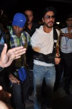 Shahrukh Khan leave for IIFA Macau in Mumbai Airport on 4th July 2013 (41).JPG