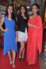 at Pond_s Femina Miss India winners launch 24kt Gold Foil Windows in Mumbai on 6th July 2013 (4).JPG