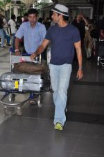 Farhan Akhtar arrives from London Bhaag Mikha Bhaag promotions in Mumbai Airport on 7th July 2013 (3).JPG