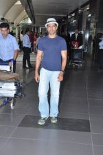 Farhan Akhtar arrives from London Bhaag Mikha Bhaag promotions in Mumbai Airport on 7th July 2013 (4).JPG