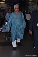 Javed AKhtar arrive from IIFA awards 2013 in Mumbai Airport on 7th July 2013 (80).JPG