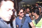 Shahrukh Khan arrive from IIFA awards 2013 in Mumbai Airport on 7th July 2013 (101).JPG