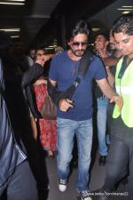 Shahrukh Khan arrive from IIFA awards 2013 in Mumbai Airport on 7th July 2013 (99).JPG