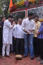 Abhishek Bachchan flags off 2 BEST buses along with Mayor of Mumbai Sunil Prabhu and Yuva Sena President Aditya Thackrey in Mayor_s Bungalow on 8th July 2013 (57).JPG