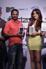 Anusha Dandekar, Nikhil Chinapa at the launch of MTV Slash Fablet by Swipe Telecom in Mumbai on 11th July 2013 (32).JPG