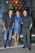 Adhuna Akhtar, Farhan Akhtar, Sanjay Kapoor at Sanjay Kapoor_s bash in Mumbai on 17th July 2013 (43).JPG
