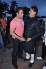 Salman Khan at Baba Siddiqui_s iftar party in Taj Land_s End, Mumbai on 21st July 2013 (47).JPG