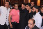Salman Khan, Shahrukh Khan at Baba Siddiqui_s iftar party in Taj Land_s End, Mumbai on 21st July 2013 (3).JPG