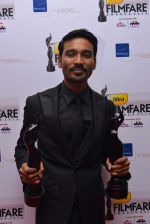 Dhanush with the Black Lady for Best Actor Award  (3) (Tamil) at _60th Idea Filmfare Awards 2012(South).jpg