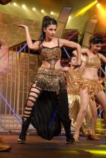 Shruti Haasan shows her moves during the 60th Filmfare Awards.jpg