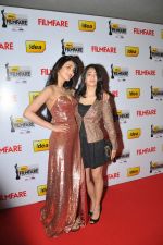 Shruti Hassan with her sister Akshara on the Red Carpet of _60the Idea Filmfare Awards 2012(South).jpg