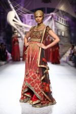 Model walk the ramp for JJ Valaya bridal show in Delhi on 23rd July 2013 (35).jpg