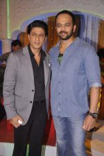 Shahrukh Khan, Rohit Shetty on the sets of Tarak Mehta Ka Oolta Chasma in Mumbai on 23rd July 2013 (59).JPG