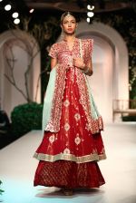 Model walk the ramp for Meera Mussafar Ali showcase 2013 bridal collection in Delhi on 24th July 2013 (10).jpg