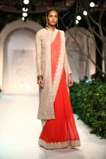 Model walk the ramp for Meera Mussafar Ali showcase 2013 bridal collection in Delhi on 24th July 2013 (12).jpg