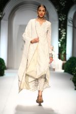 Model walk the ramp for Meera Mussafar Ali showcase 2013 bridal collection in Delhi on 24th July 2013 (2).jpg