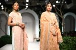Model walk the ramp for Meera Mussafar Ali showcase 2013 bridal collection in Delhi on 24th July 2013 (4).jpg
