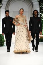 Model walk the ramp for Meera Mussafar Ali showcase 2013 bridal collection in Delhi on 24th July 2013 (6).jpg