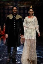 Prateik Babbar, Amyra Dastur walk the ramp for Rina Dhaka_s bridal show in Delhi on 24th July 2013 (19).jpg