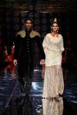 Prateik Babbar, Amyra Dastur walk the ramp for Rina Dhaka_s bridal show in Delhi on 24th July 2013 (23).jpg