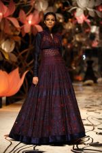 Model walks for Rohit Bal in Delhi on 26th July 2013 (22).jpg