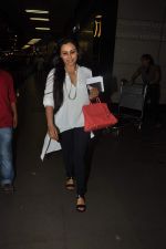 Rani Mukherjee snapped at International airport, Mumbai on 26th July 2013 (8).JPG