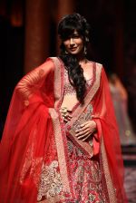 Chitrangada Singh walks for Designer Suneet Varma in Delhi on 27th July 2013 (24).jpg