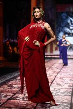 Model walks for Designer Suneet Varma in Delhi on 27th July 2013 (34).jpg