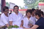 Anita Raj, Suresh Oberoi at Anita Raj_s Father Jagdish Raj funeral in Vile Parle, Mumbai on 28th July 2013 (22).JPG