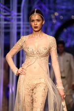 Model walks for Designer Tarun Tahiliani in Delhi on 28th July 2013 (9).jpg